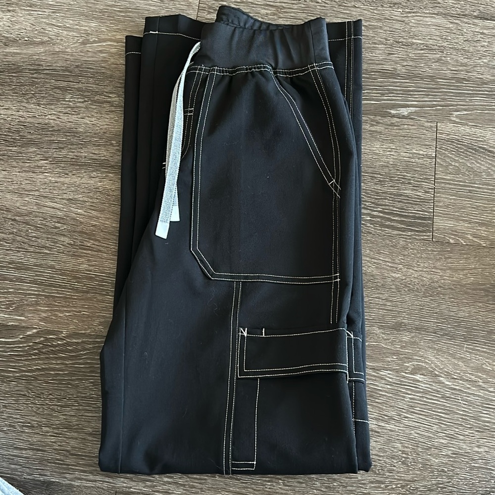 Figs Amazon Exclusive Cargo Collection Yendi black scrubs w/ white stitching XS
